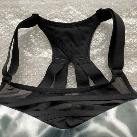 Victoria Secret maximum support sports bra Size 32C - Picture 4 of 6